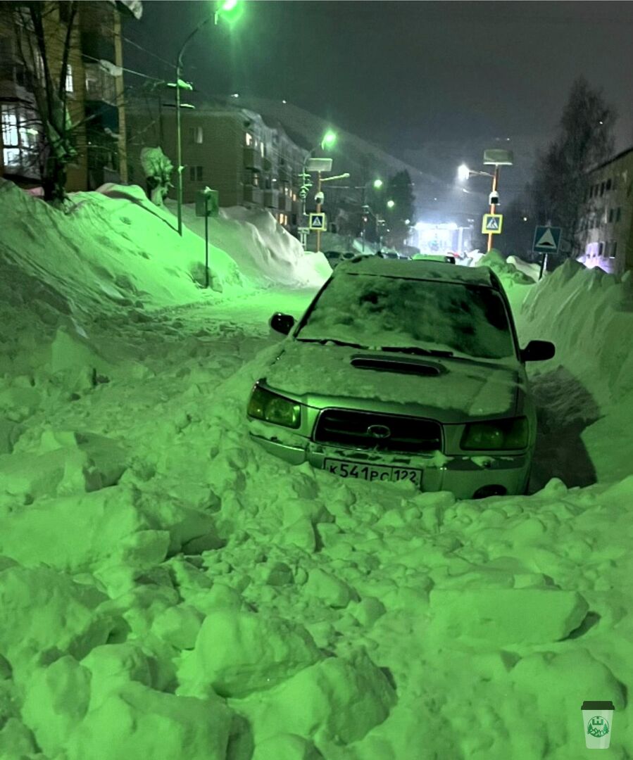 Новая «лавина» сошла с крыши в Шерегеше