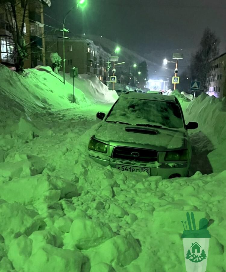 Новая «лавина» сошла с крыши в Шерегеше